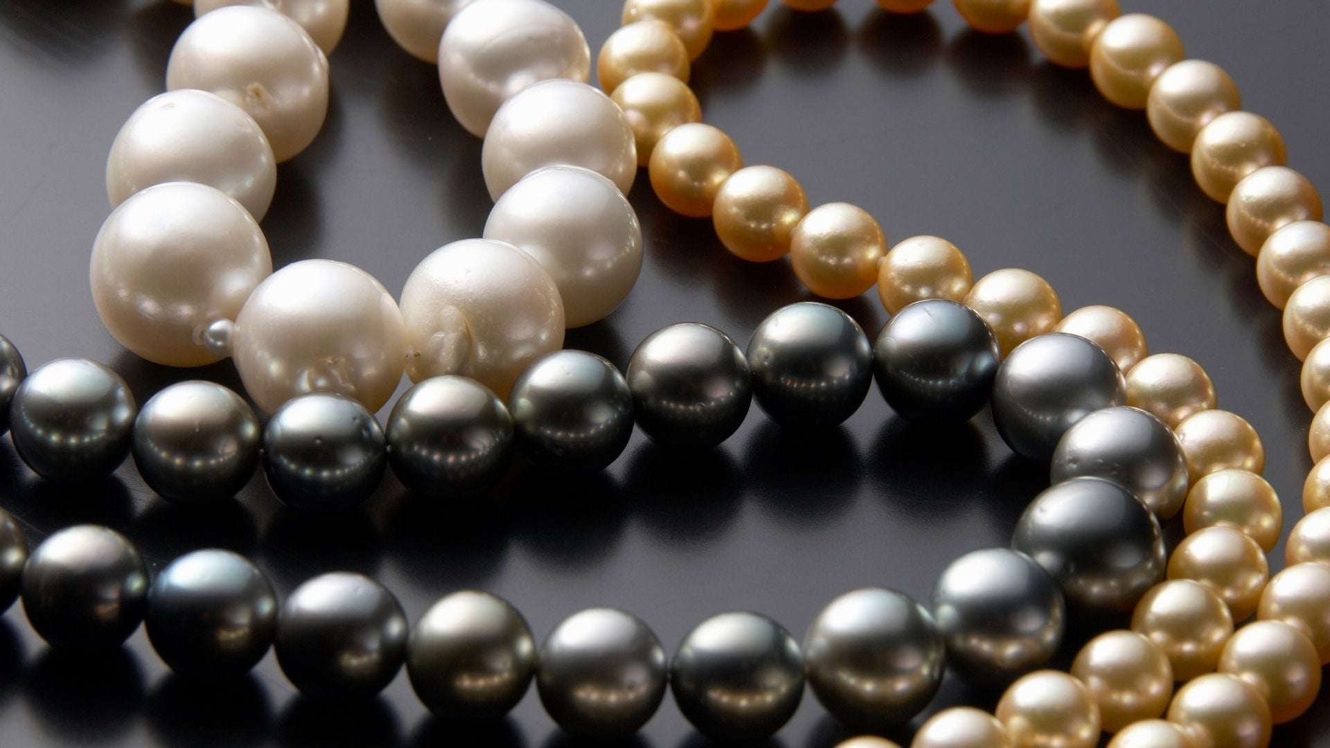 Different fashion types of pearls with pictures