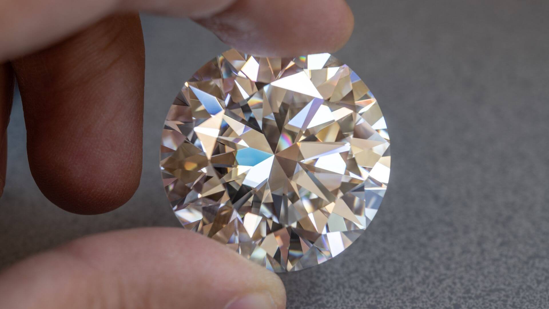 The science behind sparkle: how gemstones capture and reflect light