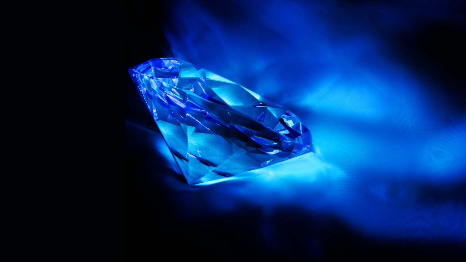 What is fluorescence in diamonds?