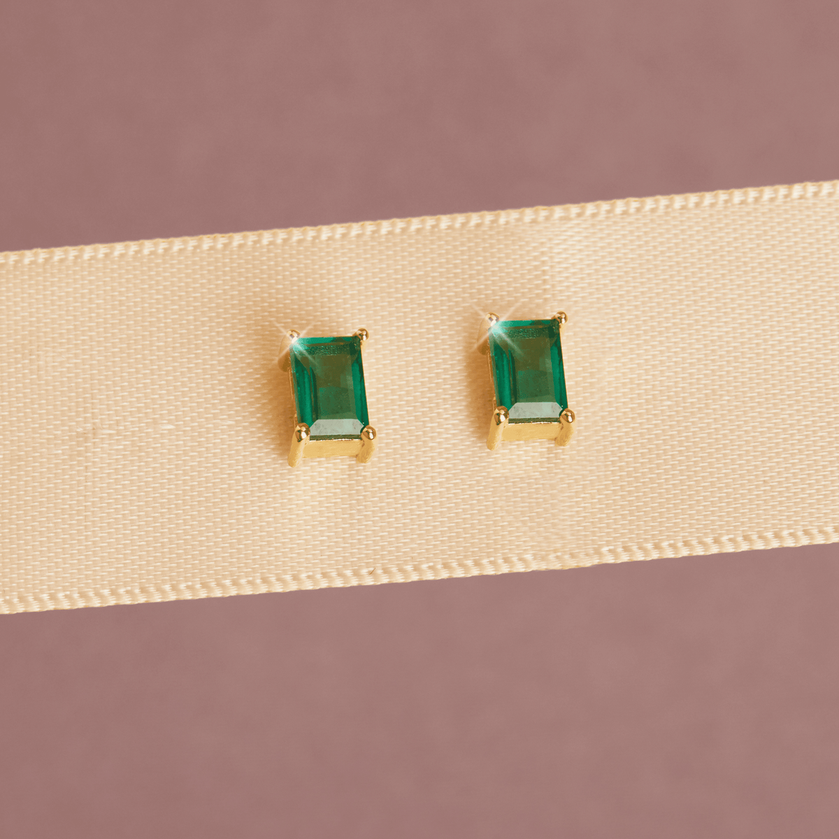 birthstone-baguette-studs-emerald-in-14k-yellow-gold-aurate