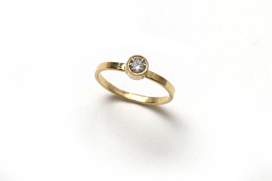 gum-nut-solitaire-engagement-ring