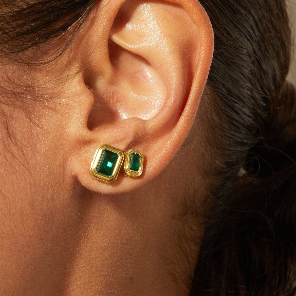 emerald-heirloom-stud-earrings-in-18k-white-gold-aurate