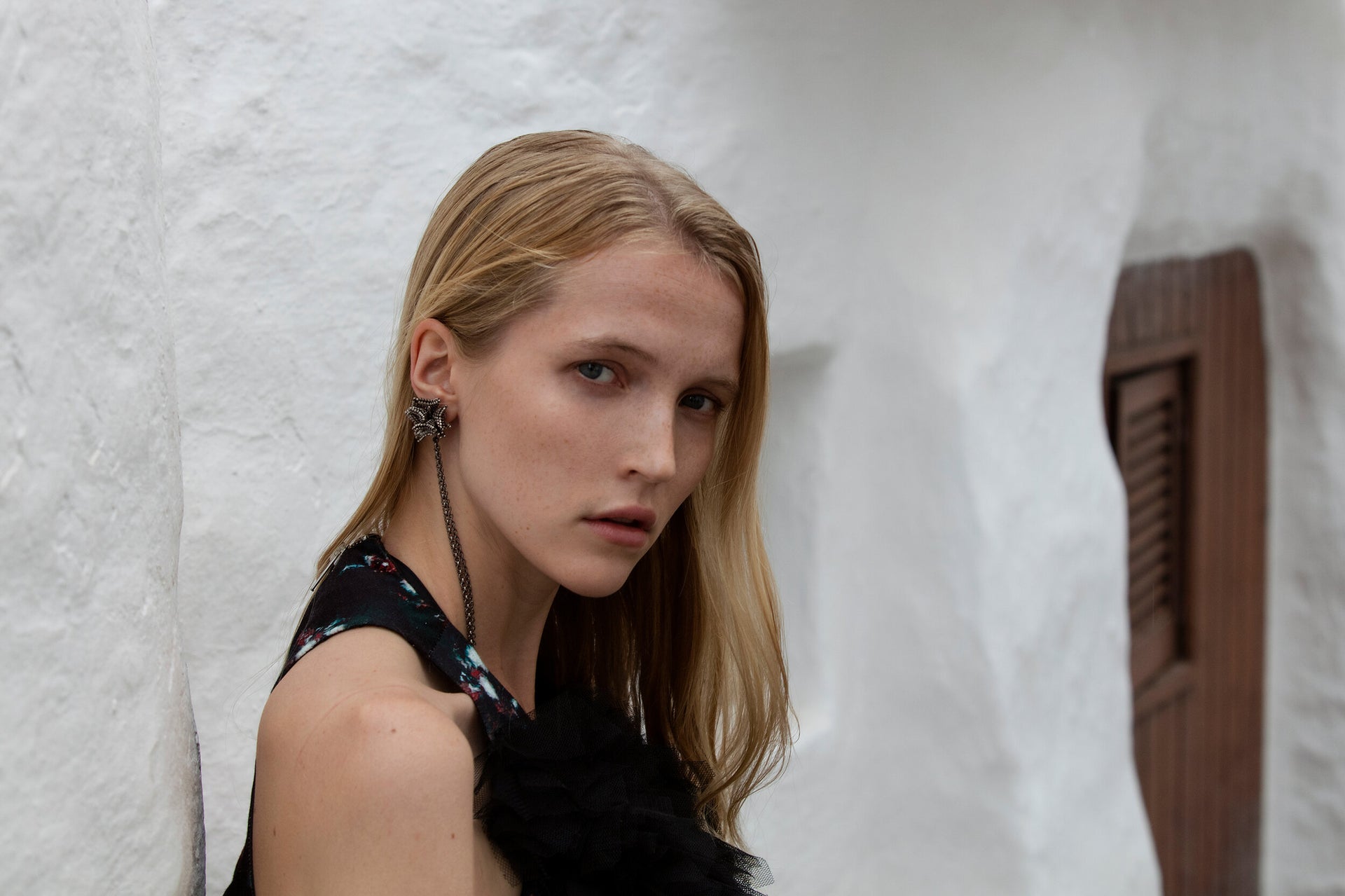 metallic-grey-mono-flower-earring