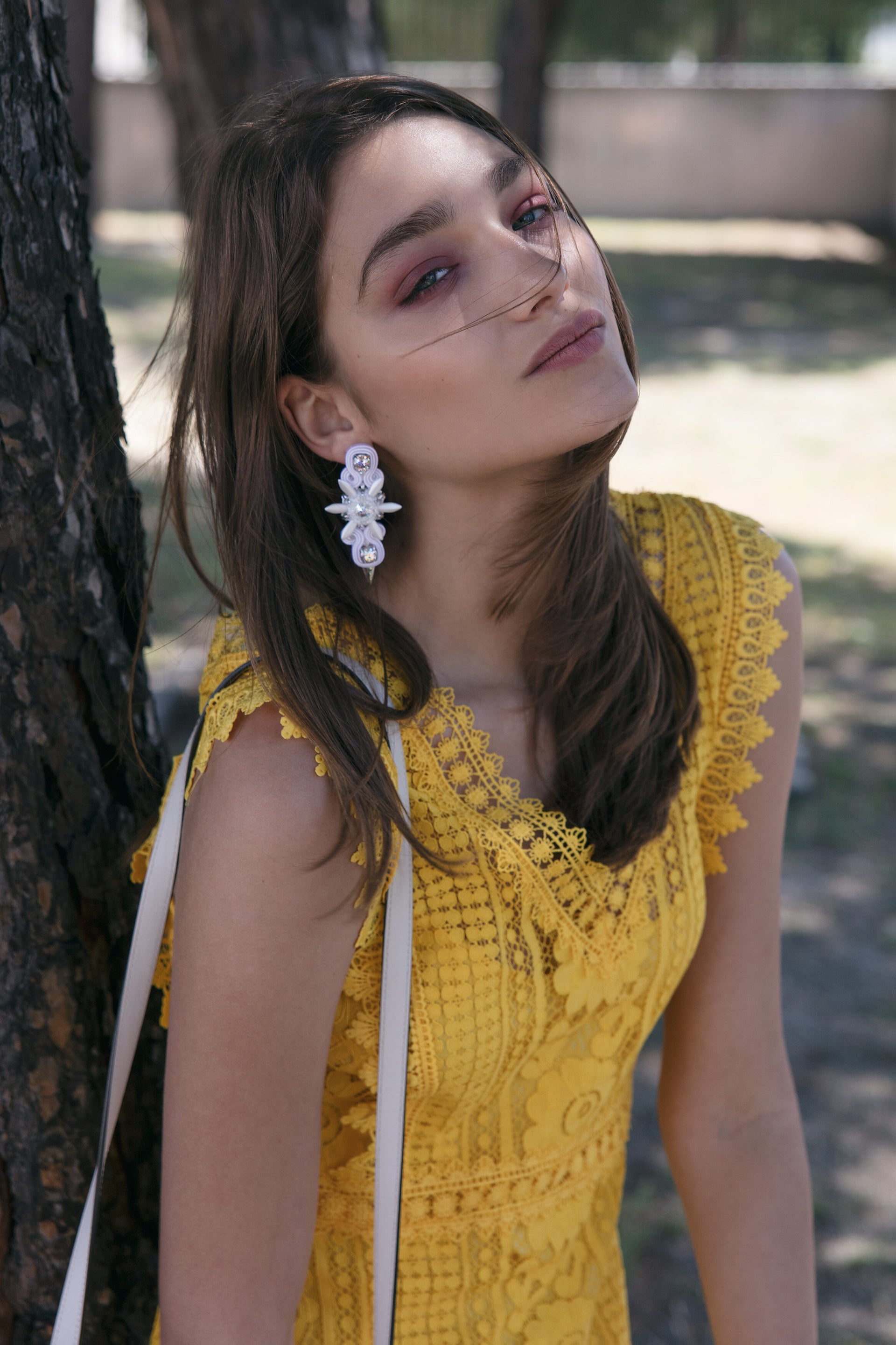 pure-chic-white-earrings-with-spiked-star-flowers