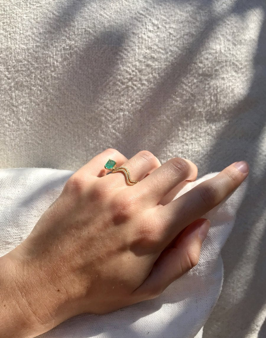 petite-comete-emerald-and-diamond-ring