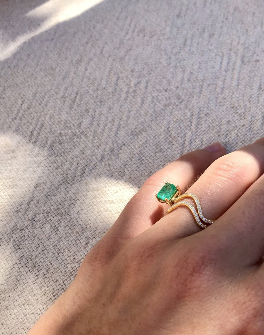 petite-comete-emerald-and-diamond-ring