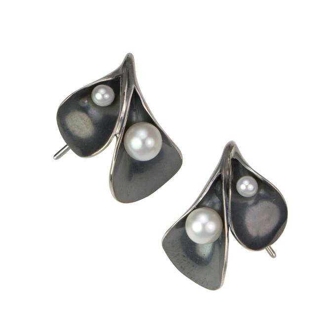 calla-lily-earrings-black