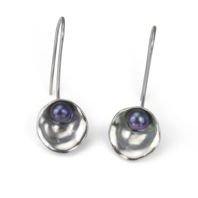 silver-oyster-earrings-with-peacock-pearls