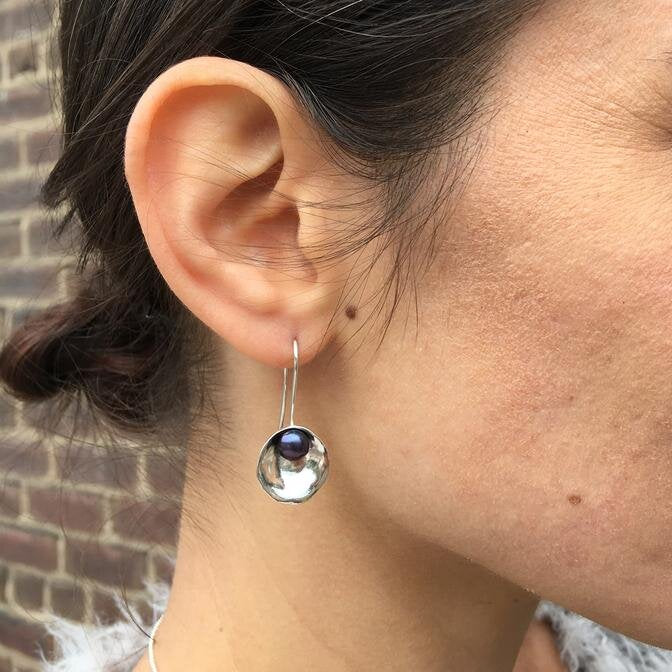 silver-oyster-earrings-with-peacock-pearls