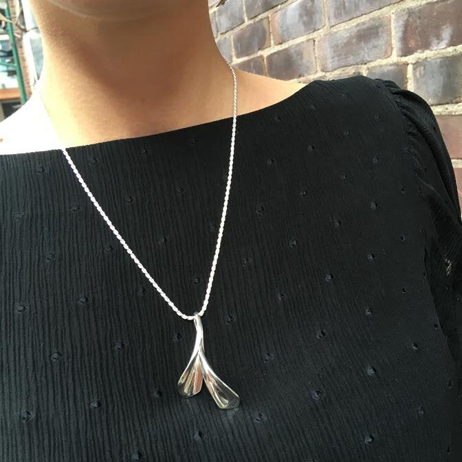 large-vine-leaf-necklace-in-sterling-silver