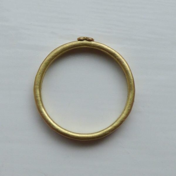 posy-wedding-ring-in-18k-gold