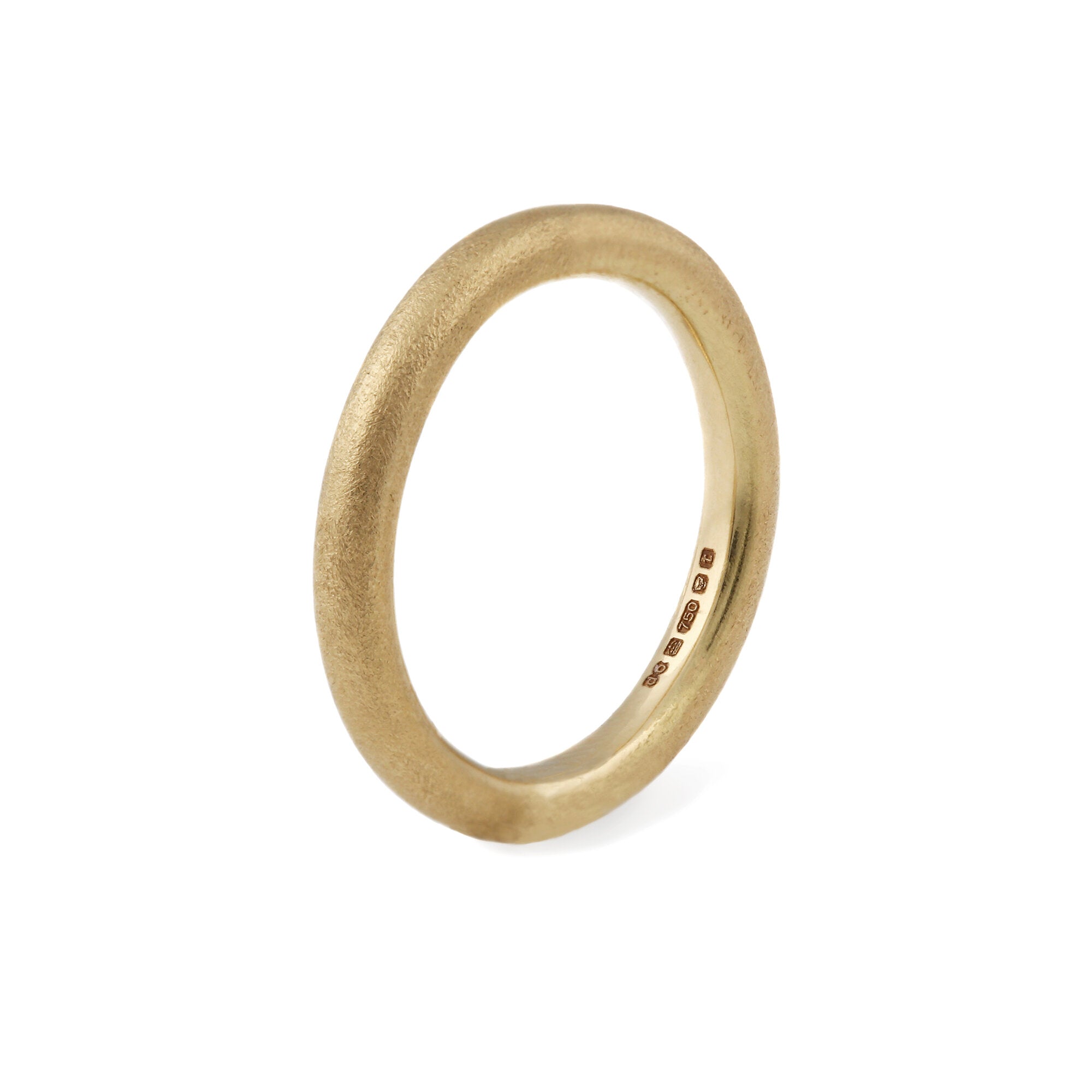 round-wedding-band-in-18k-yellow-gold