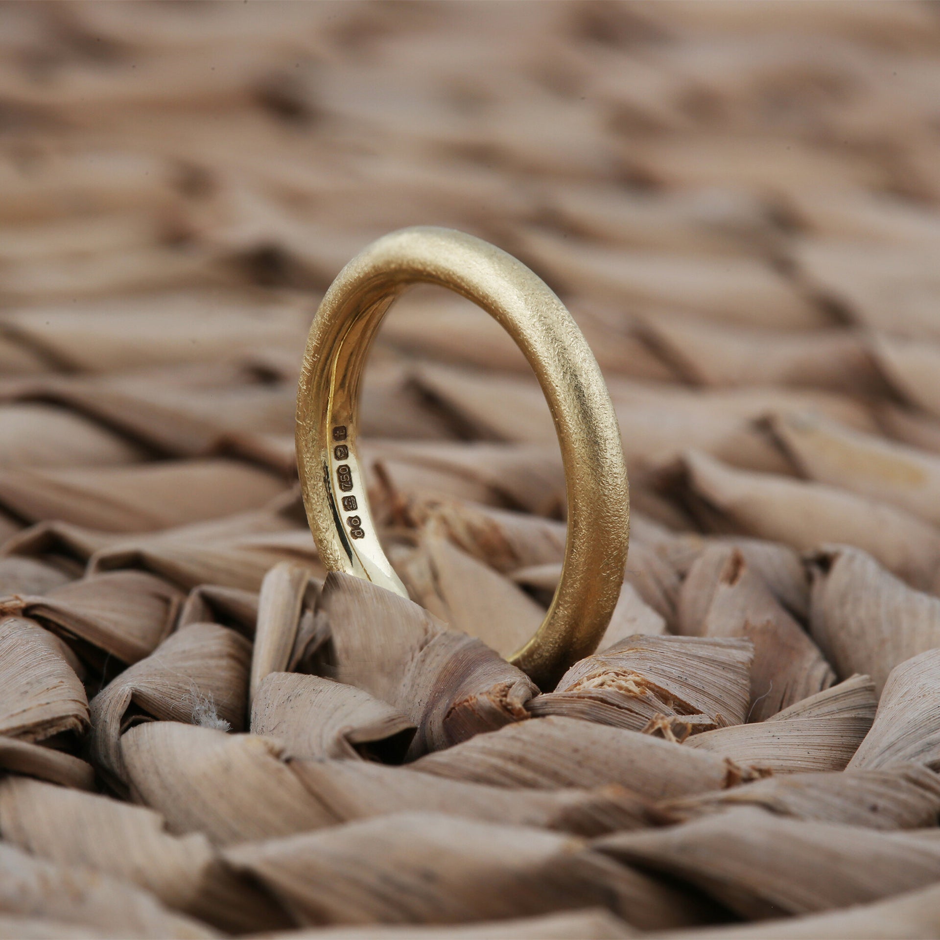 round-wedding-band-in-18k-yellow-gold