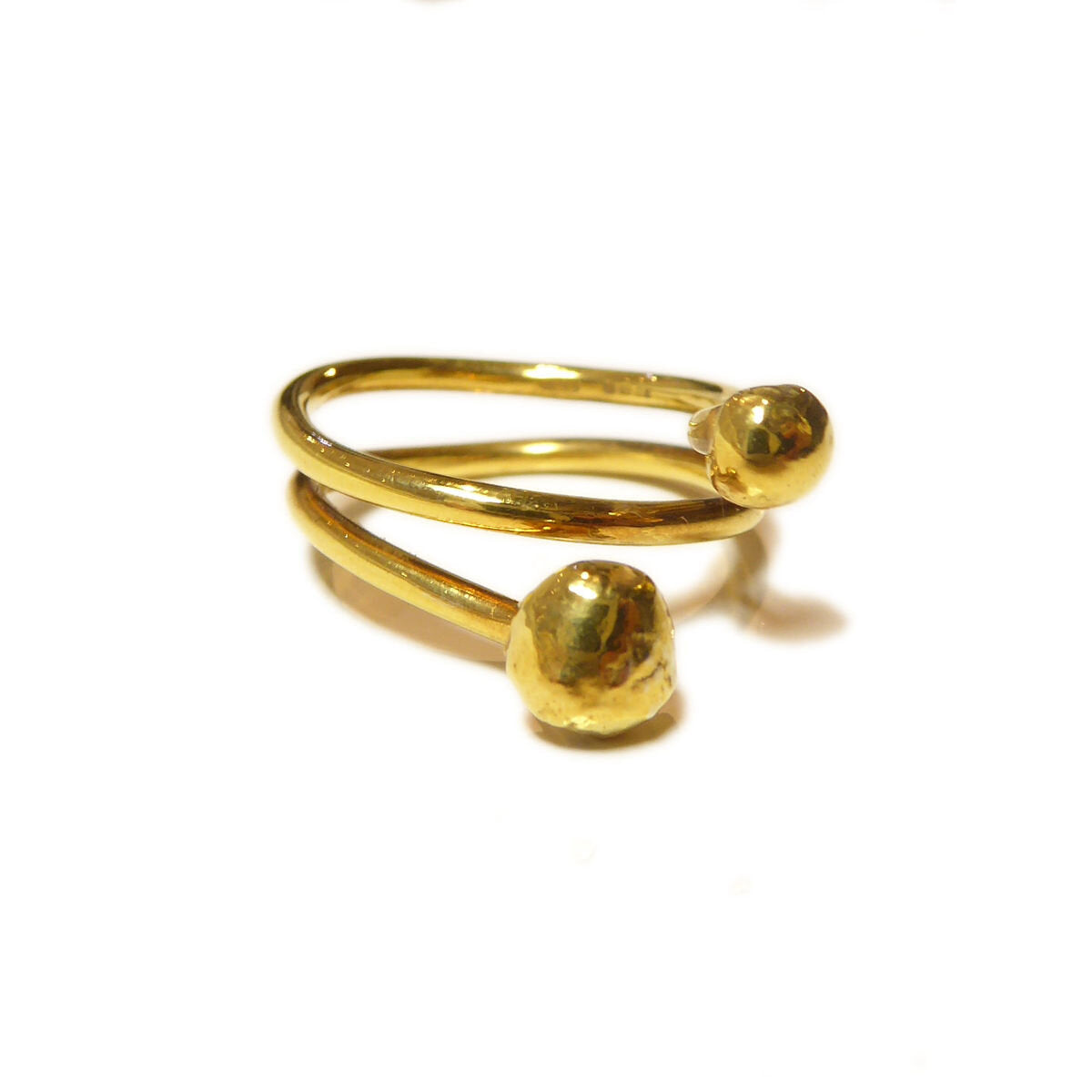 wrap-around-18k-gold-ring-with-pebbles