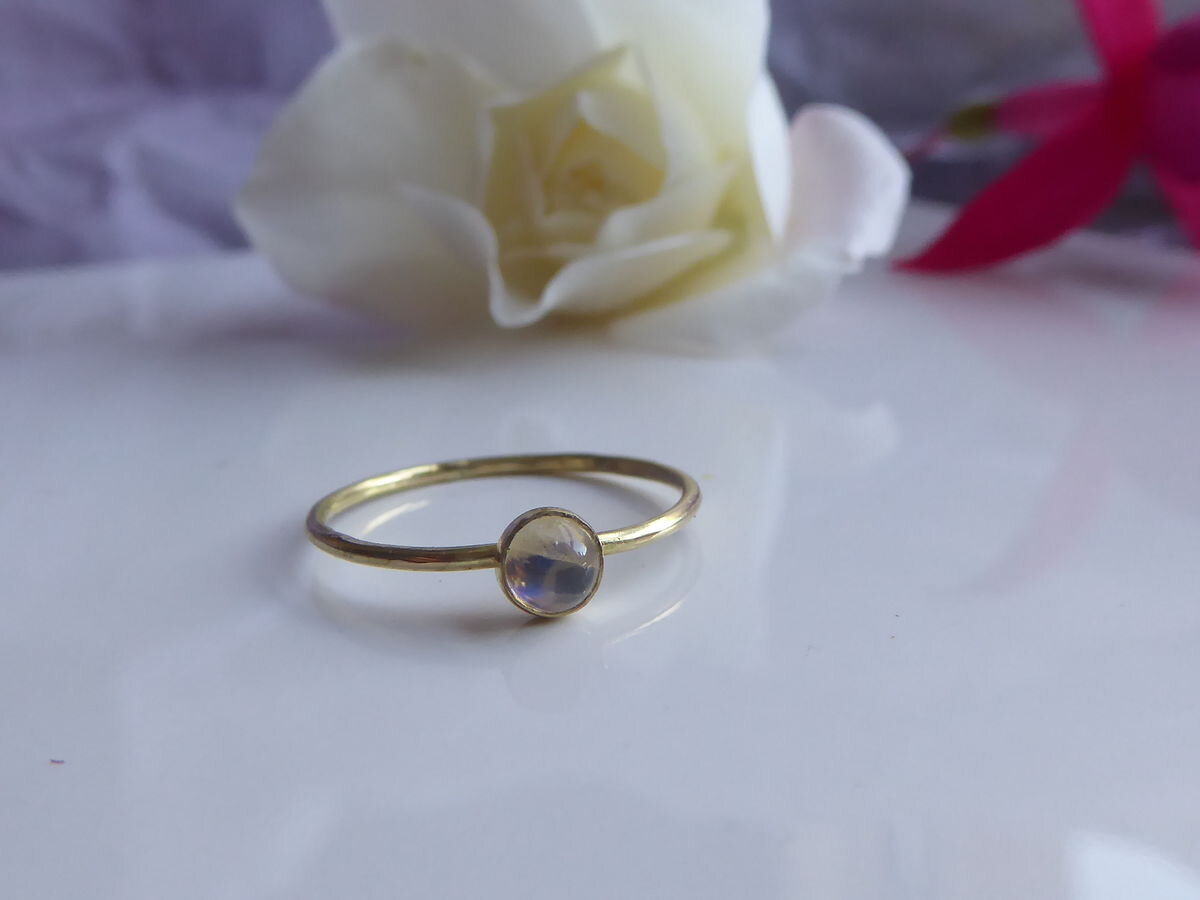 blue-moonstone-cabochon-mini-ring-in-18k-gold