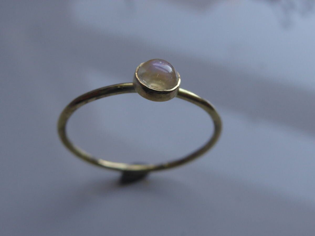 blue-moonstone-cabochon-mini-ring-in-18k-gold