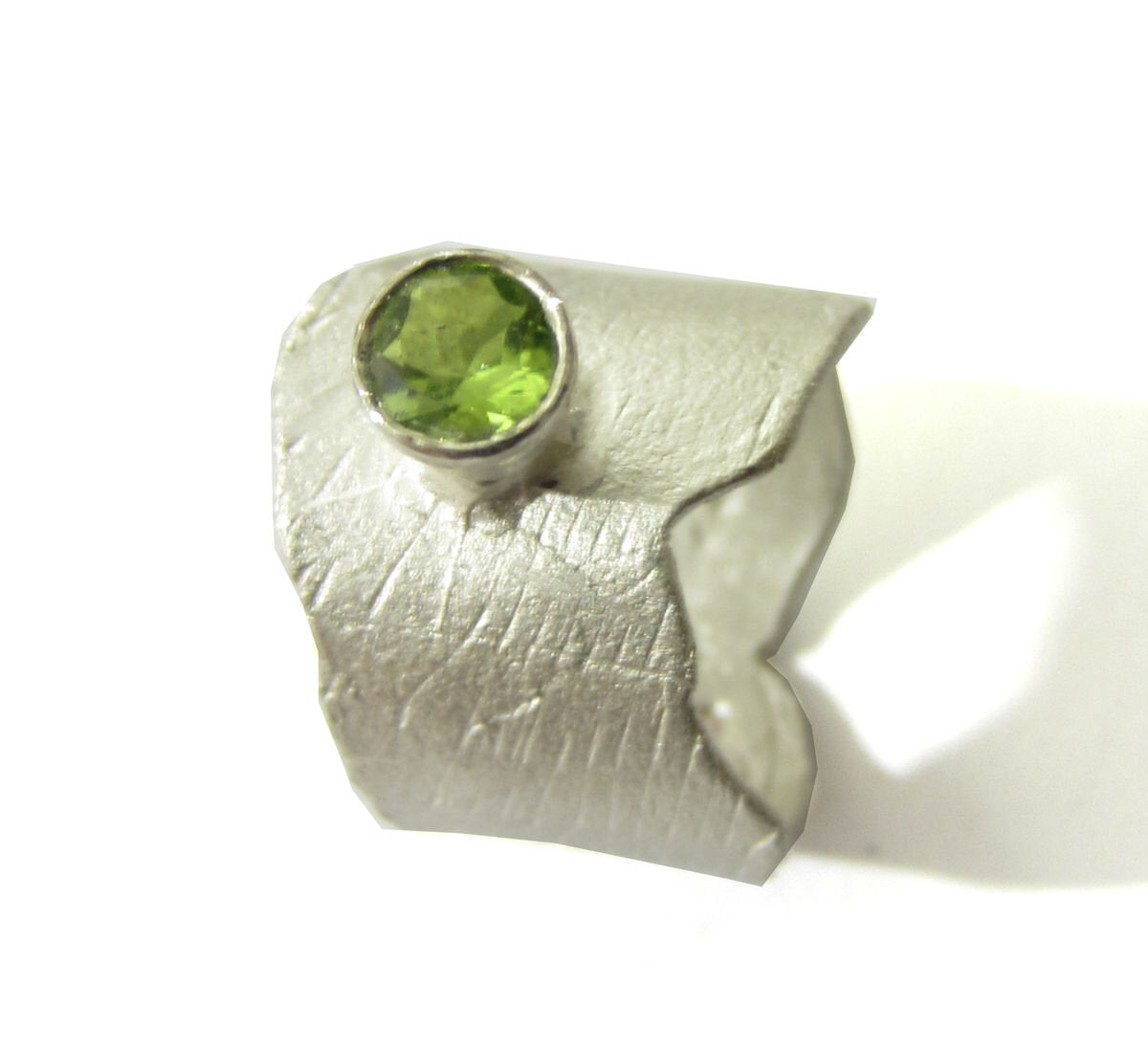 sculptural-calypso-ring-with-peridot