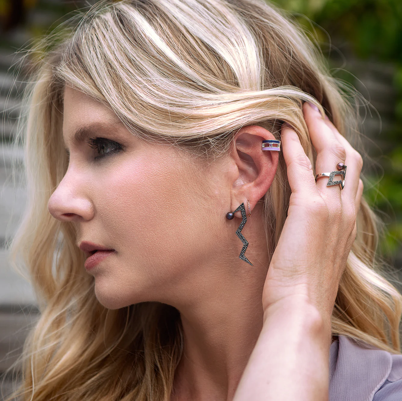 snaketric-edgy-earrings-silver-with-black-diamonds