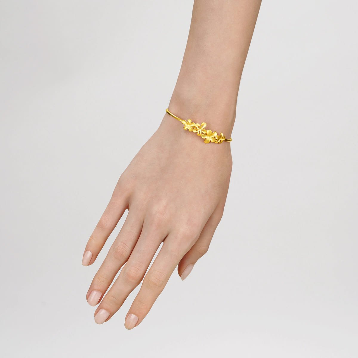 four-flower-bangle-in-24k-gold-chow-sang-sang