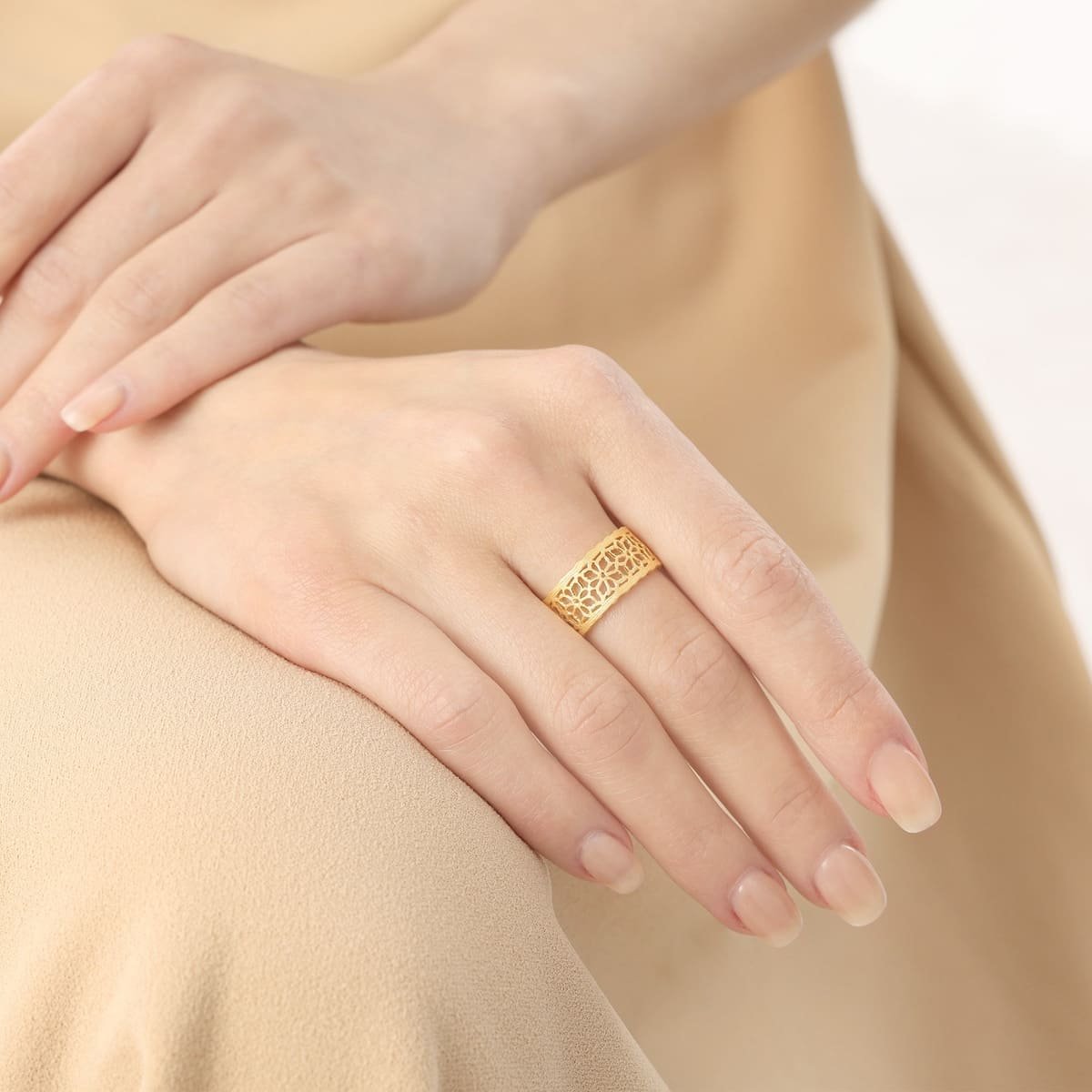 carved-blossom-ring-in-24k-gold-chow-sang-sang