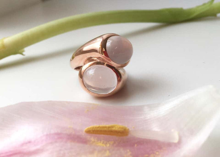 double-hug-rose-quartz-cabochon-ring