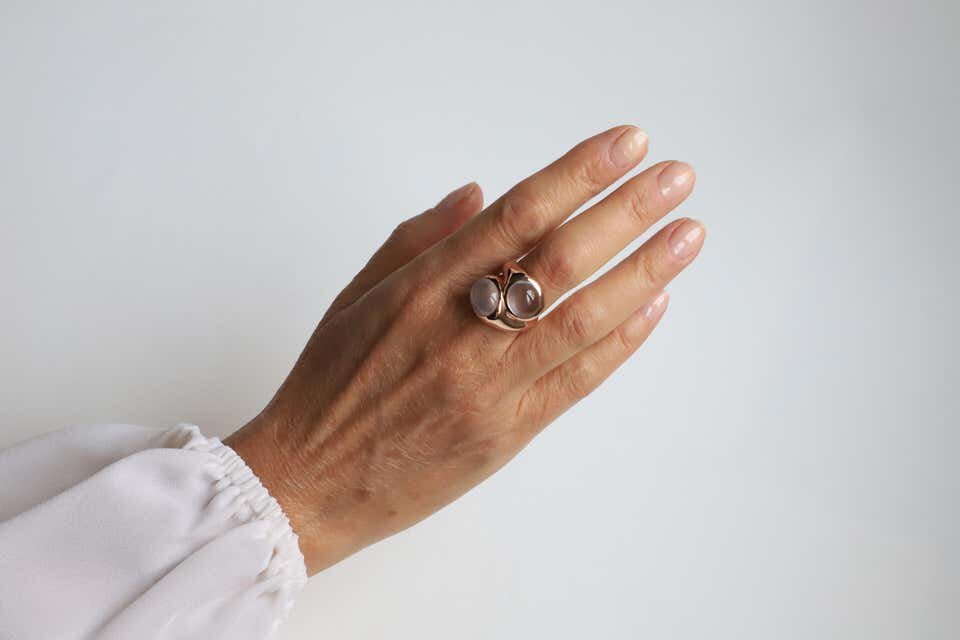 double-hug-rose-quartz-cabochon-ring