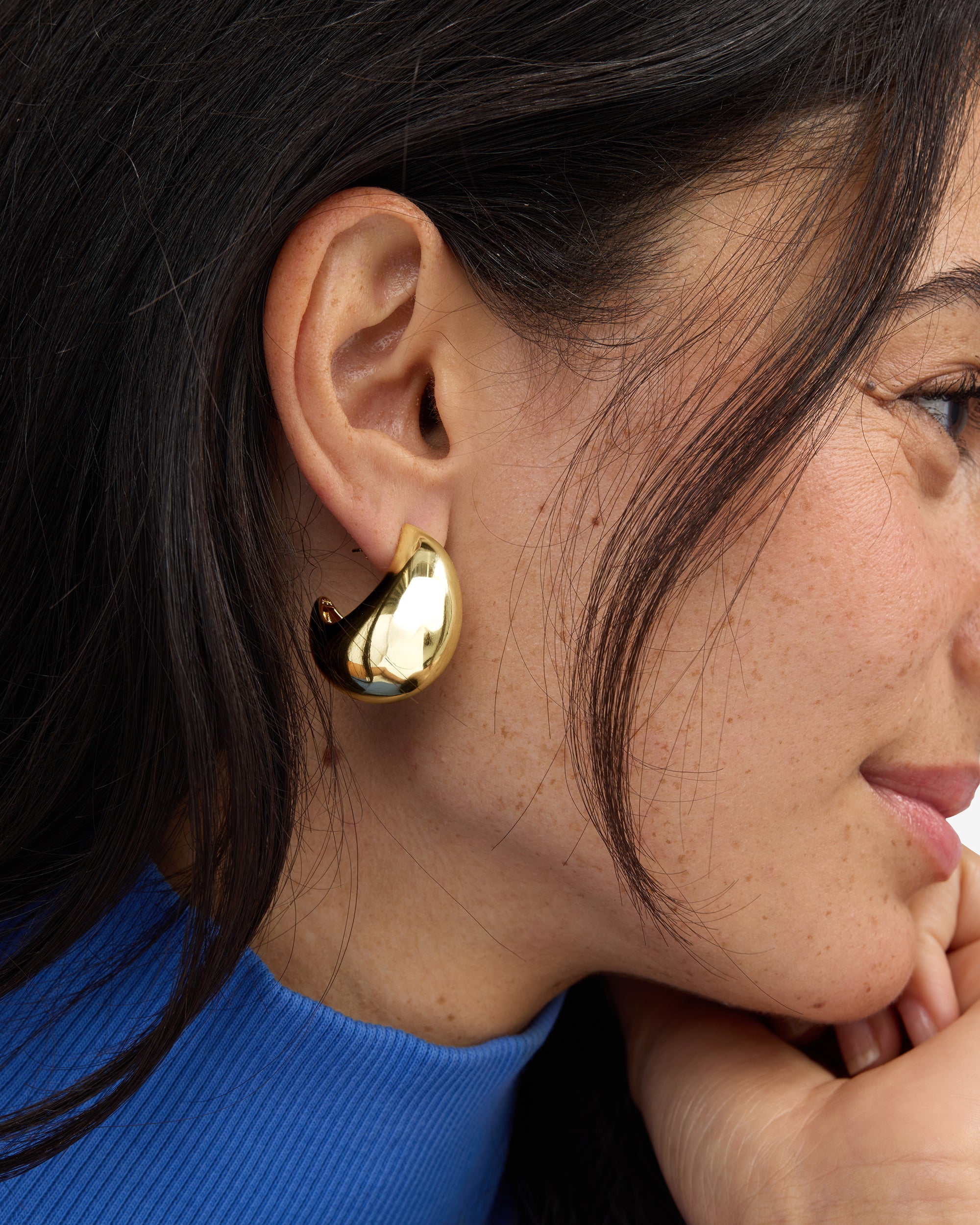 she-is-so-smooth-mama-teardrop-hoops-in-gold