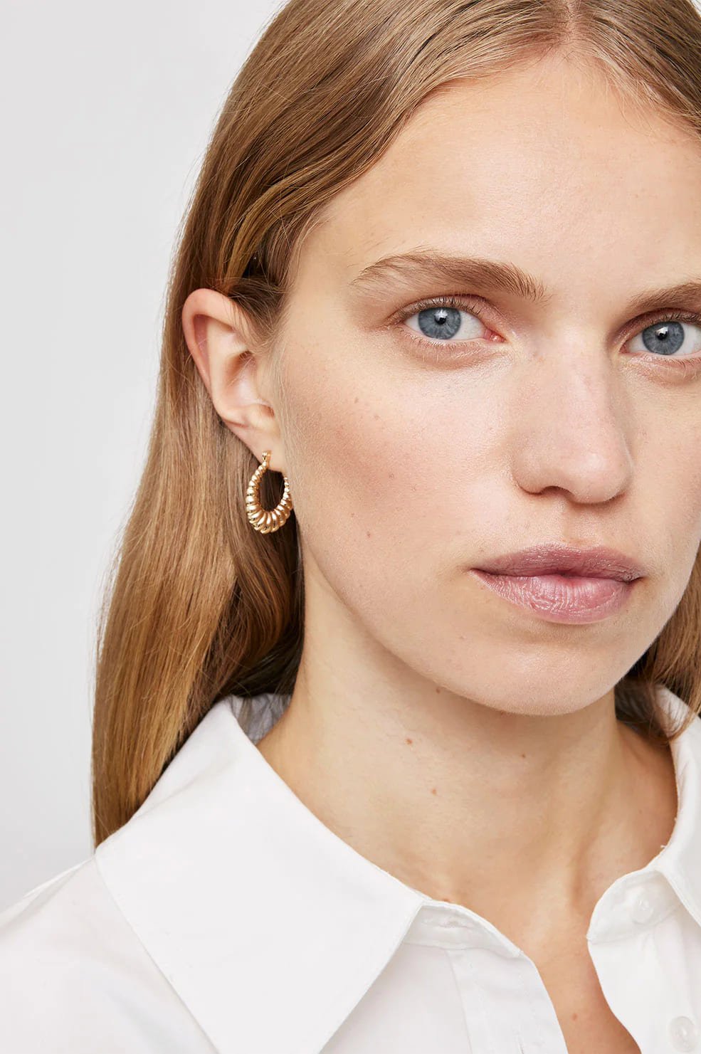 oval-ribbed-hoop-earrings