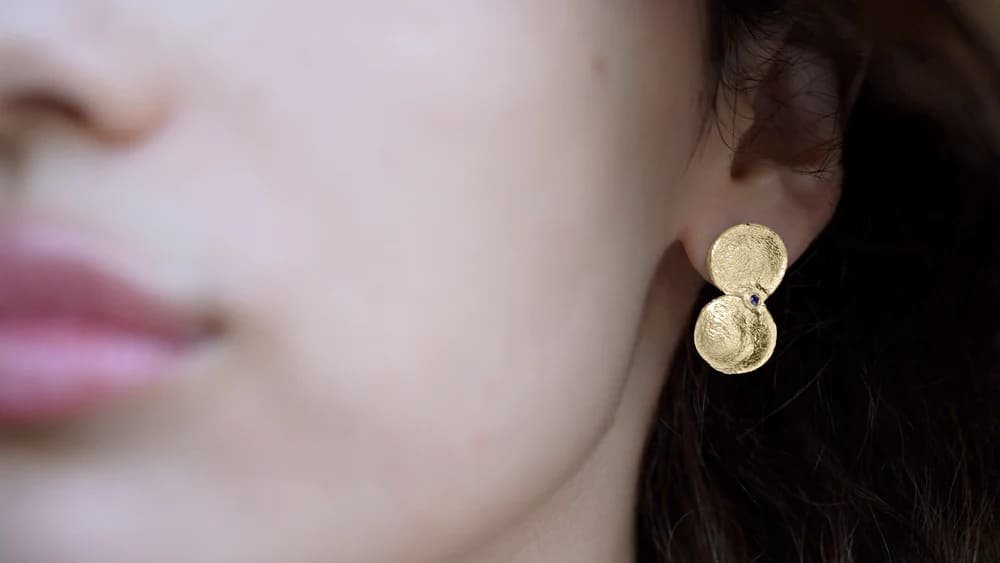 gold-seed-pod-earrings-with-sapphires