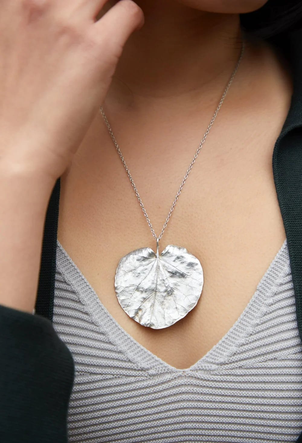 the-corsican-leaf-lily-heart-pendant