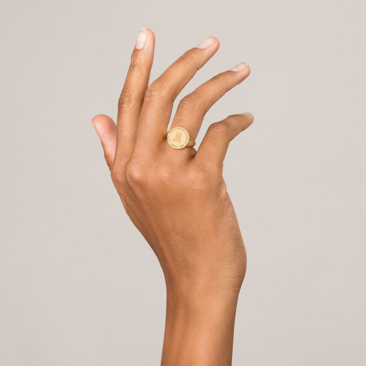 femme-gold-signet-ring-aurate