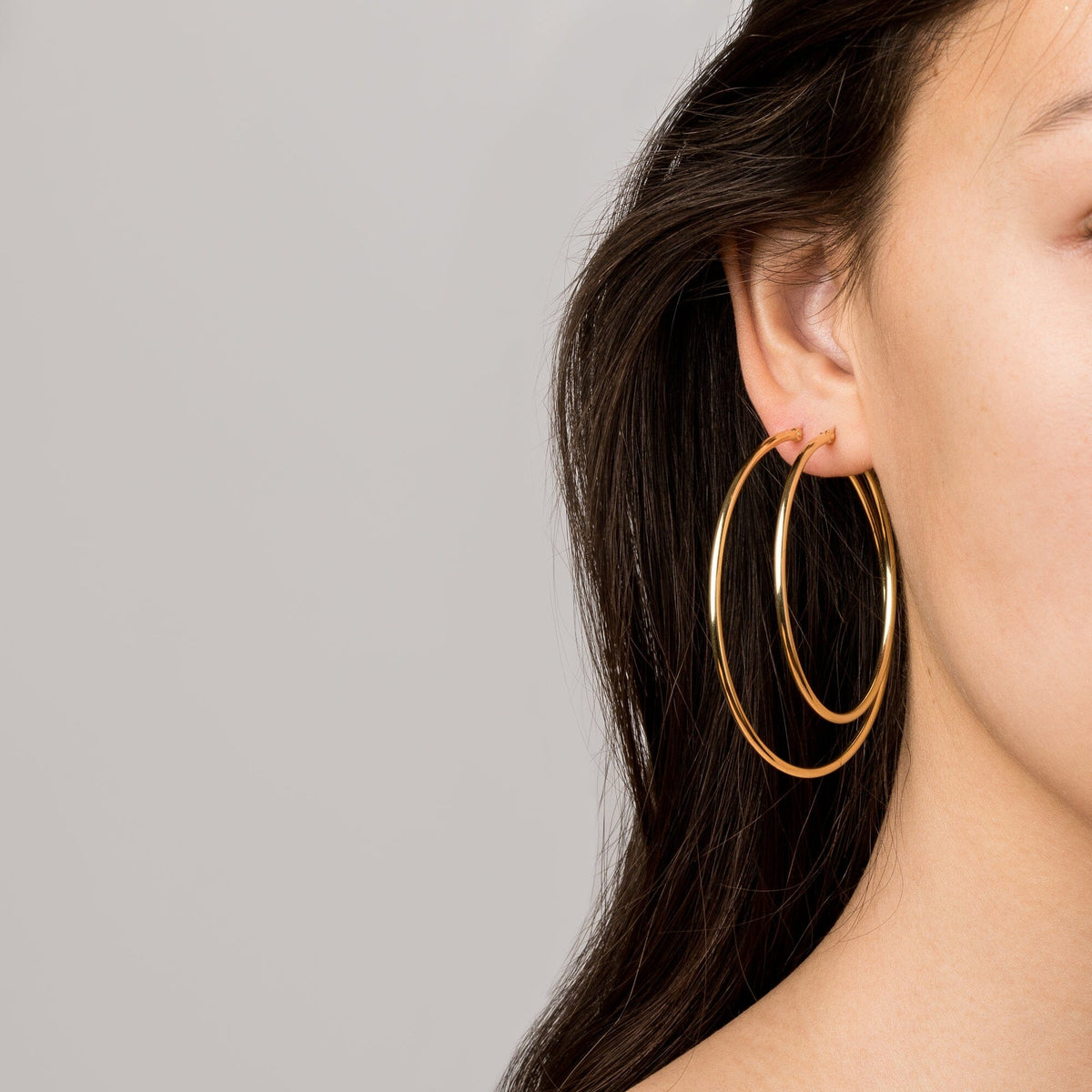 gold-hoop-earrings-2mm-in-14k-white-gold-aurate