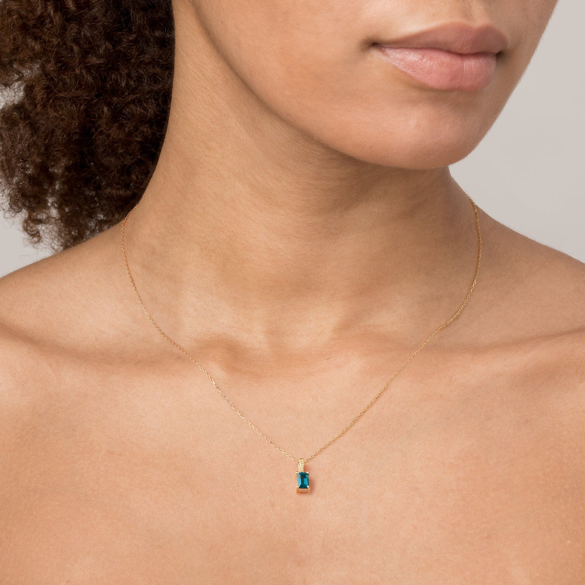 birthstone-baguette-pendant-in-18k-rose-gold-aurate