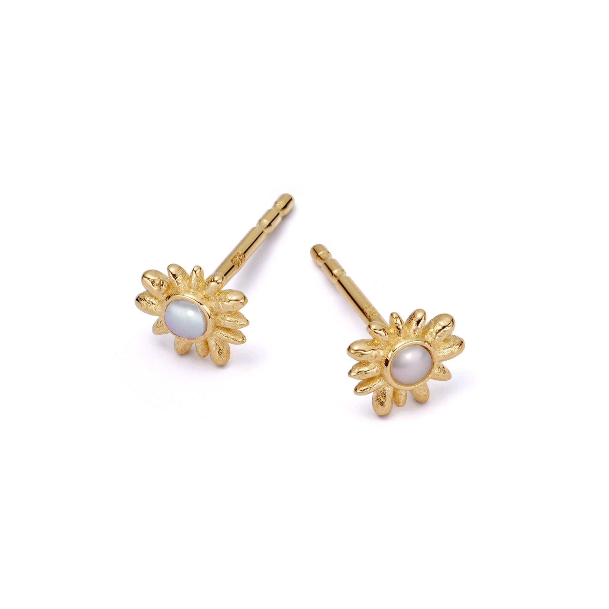 daisy-mini-mother-of-pearl-stud-earrings-18ct-gold-plated-daisy-london