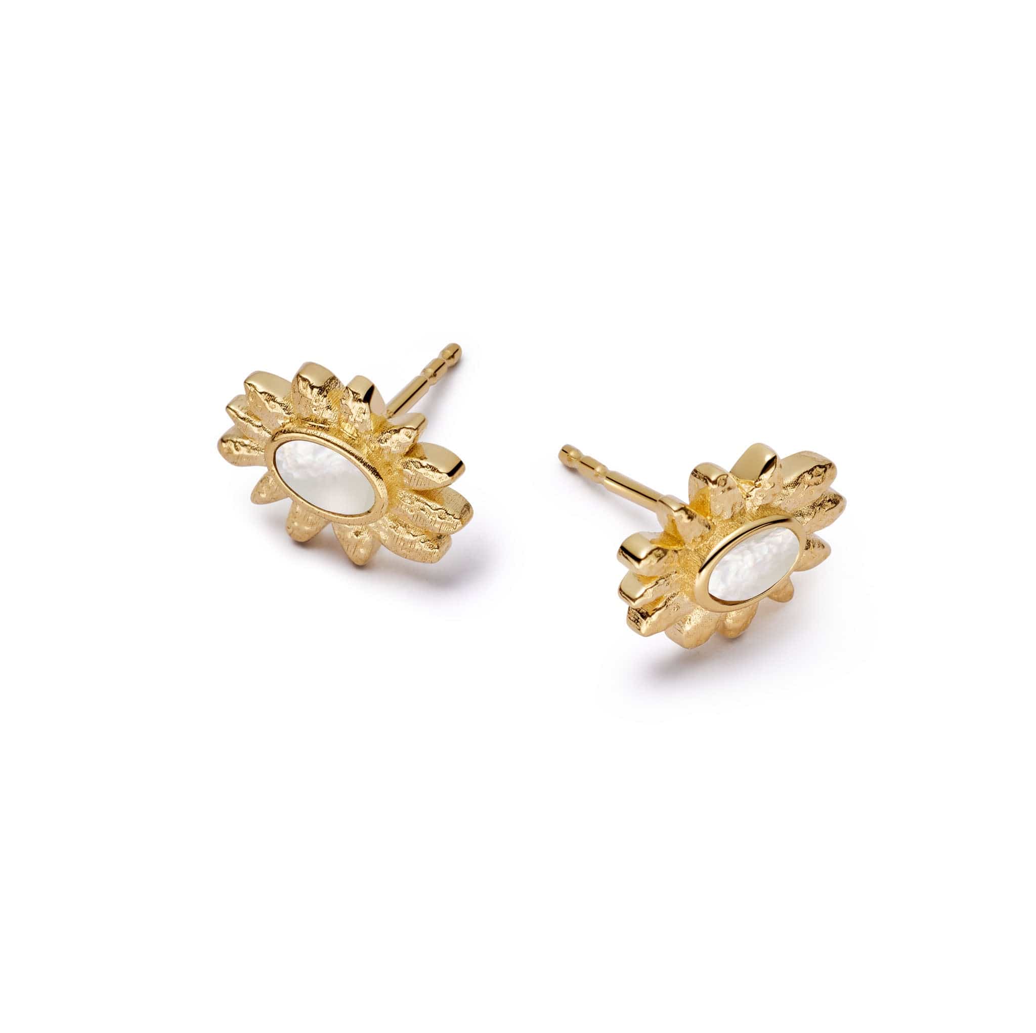 daisy-mother-of-pearl-stud-earrings-18ct-gold-plated-daisy-london