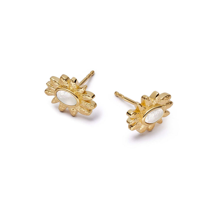 daisy-mother-of-pearl-stud-earrings-18ct-gold-plated-daisy-london