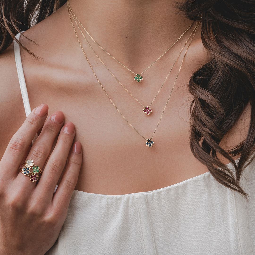 Gardenia Round Emerald Clover Pendant Necklace In Yellow Gold