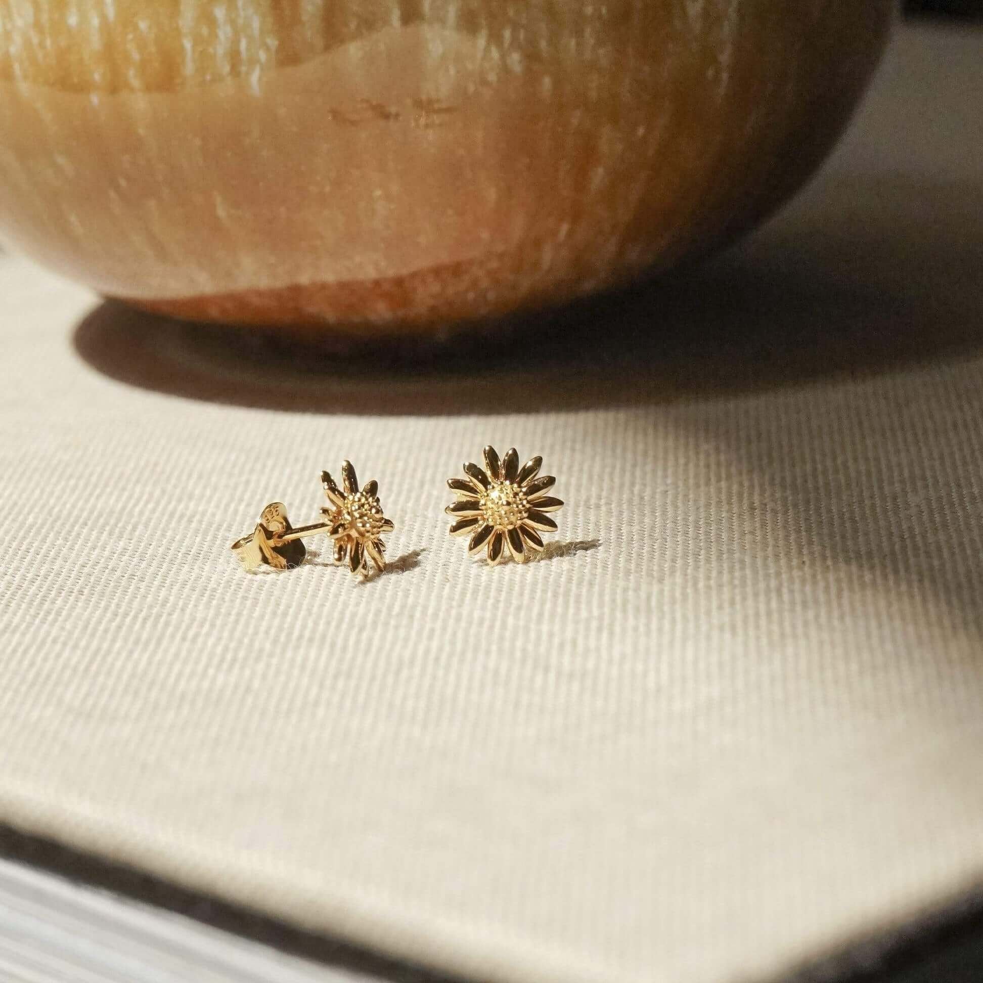 bellis-daisy-stud-earrings-daisy-london