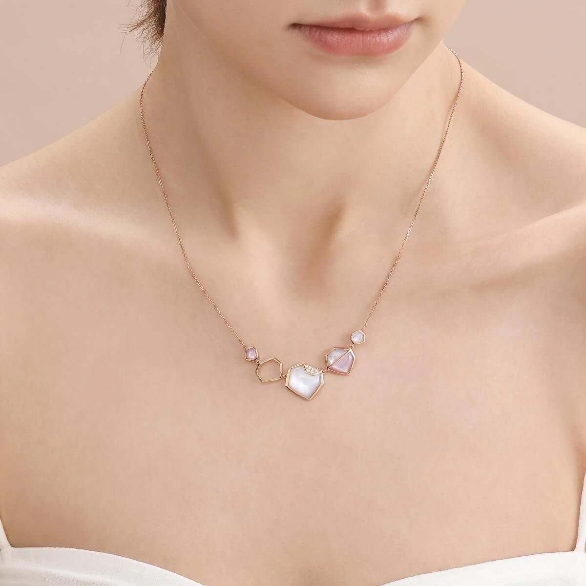 harmony-18k-red-gold-mother-of-pearl-necklace