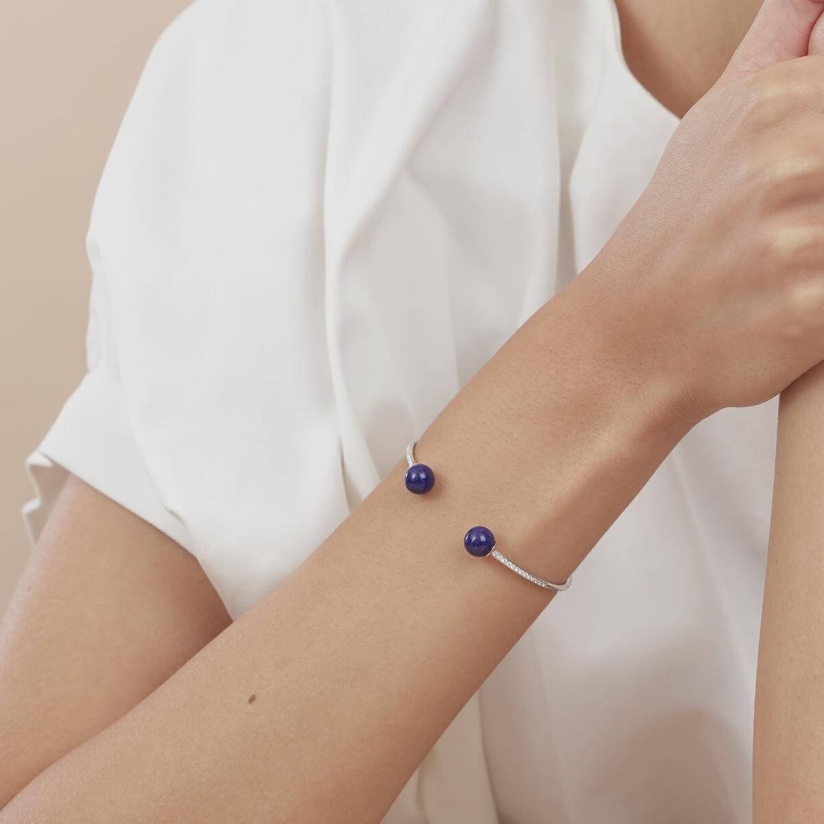 cosmos-18k-white-gold-lapis-lazuli-bangle