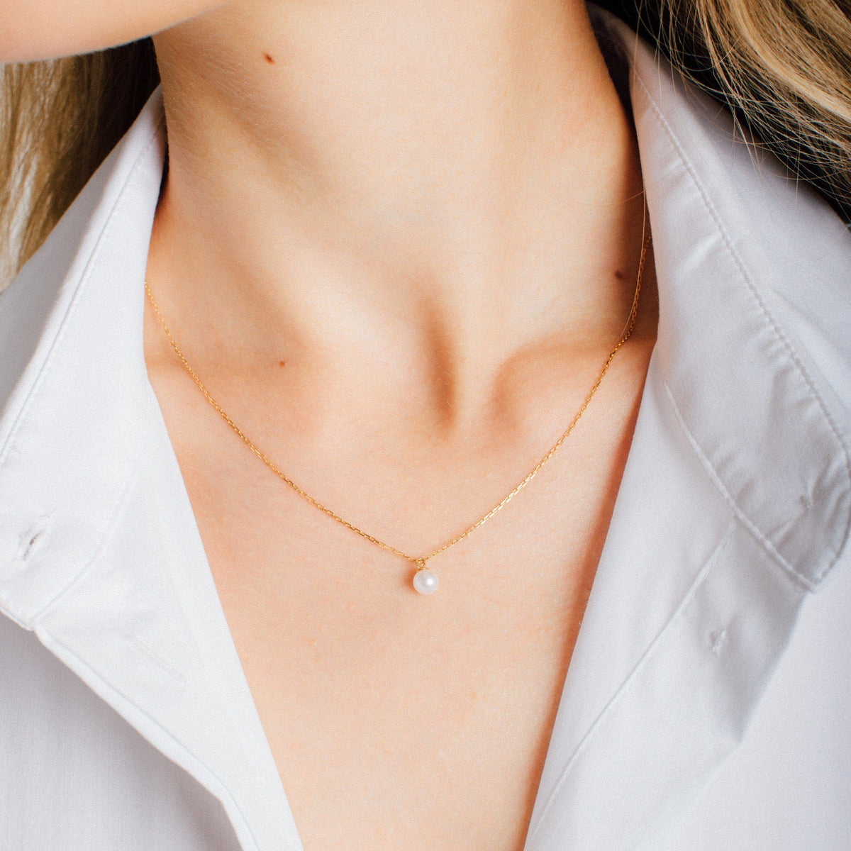 simple-pearl-necklace-in-14k-yellow-gold-aurate