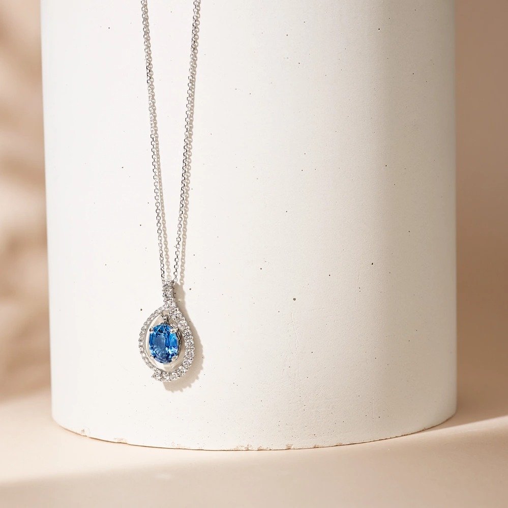 traditional-natural-sapphire-necklace-in-white-gold